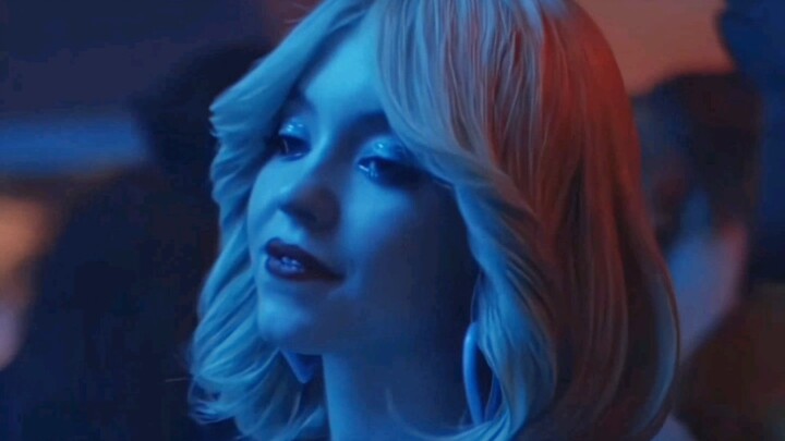 Trong phim là cô nàng Cassie si tình, ngoài đời lại là Sydney Sweeney mê sửa xe