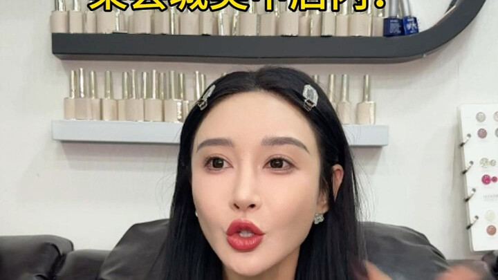 Ông trùm kinh doanh trong tiệm làm móng