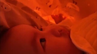 คุณแม่ใช้ผ้าห่มที่ส่งผ่านแสงเพื่อจำลองสภาพแวดล้อมในครรภ์ และลูกน้อยก็ชอบจริงๆ!