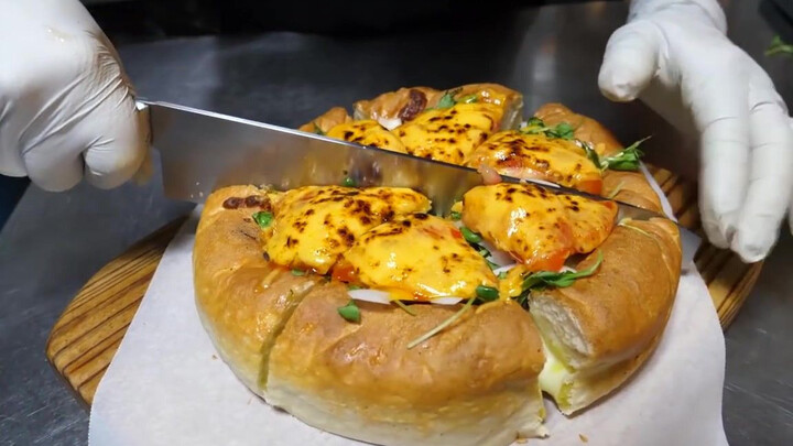 Một chiếc pizza phô mai khổng lồ trên đường phố Hàn Quốc có giá khoảng 135 nhân dân tệ một suất... P