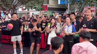 هذه المرة هي حقًا مليون تحويل، والداخل يصرخ: طلبت منك أن تلتقط صورة فقط! من سمح لك بإجراء مكالمة فيد