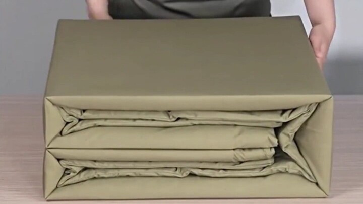 新兵叠被子最富盛名的江湖秘籍便是被子配水，法力无边 #部队 #兵哥哥 #叠被子