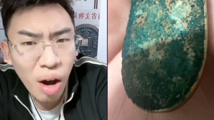 1. من أين جاءت الأشياء؟ 2. ماذا يفعل الأب الآن؟