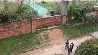 Tiếp tục phong tỏa một trường đại học