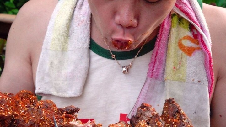 กรอบฟู น้ำมันเยิ้ม! น้ำจิ้มอเนกประสงค์ที่ขาดไม่ได้สำหรับขาแกะย่าง! จิ้มรองเท้าแตะยังอร่อย! แต่ย่างขา