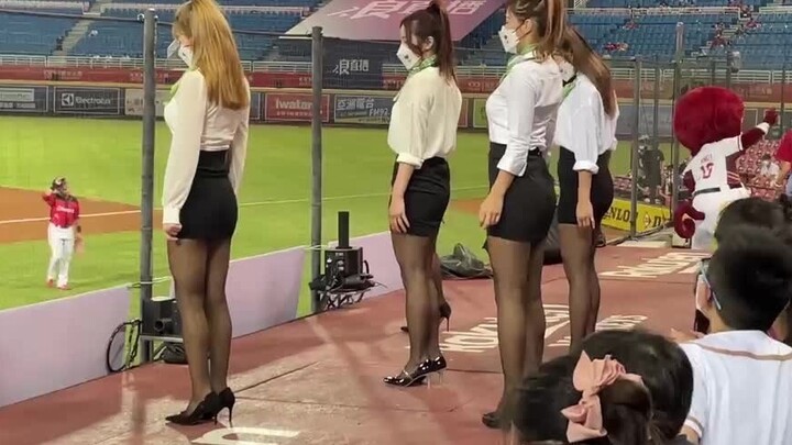 Tarian paruh waktu Rakuten Girls OL