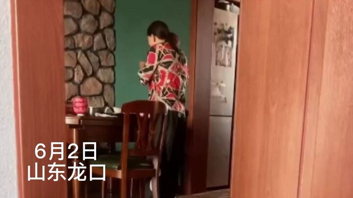 宝宝第一次自己站起来，奶奶和姥姥惊喜得不敢大声说话