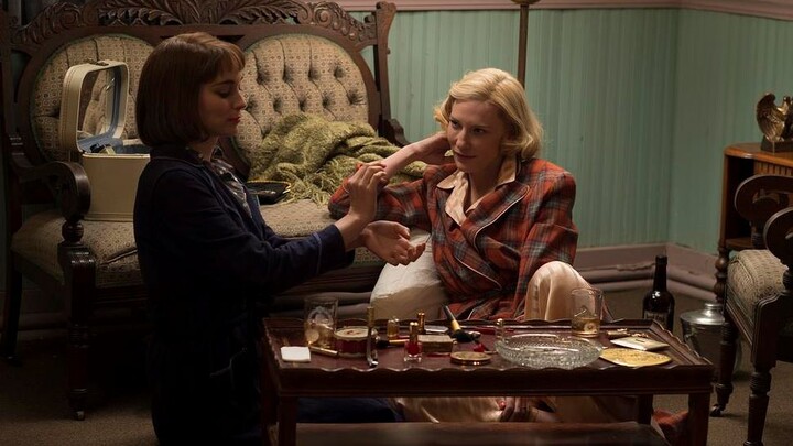 Kate reads the letter in Carol