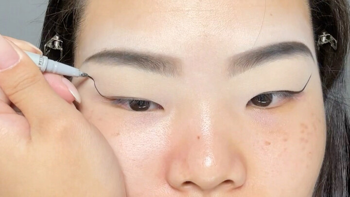 Vẽ xong móng tay dài 10 mét, mông to thêm hai vòng