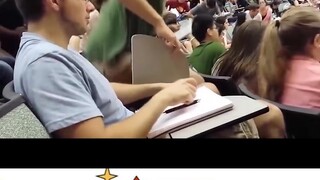 Giả làm giáo sư đại học, ông dạy hàng trăm sinh viên, nhưng vị giáo sư thực sự đã xuất hiện giữa chừ