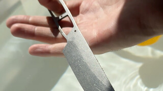 Potong jeruk dalam air