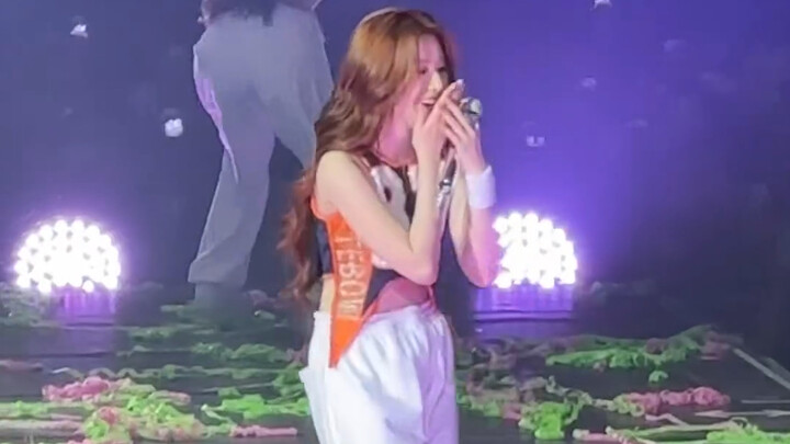 ซูฮวาเห็นคุณแม่ของจื่อวี่มาที่งานถึงกับตกใจ รีบกระโดดโลดเต้นขึ้นมาทันที พูดแบบประมาณๆ ก็เหมือนกับว่า