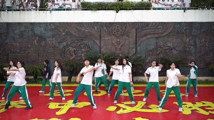 Kegiatan tari dan nyanyian Sekolah Menengah Atas Tionghoa Perantauan Hainan