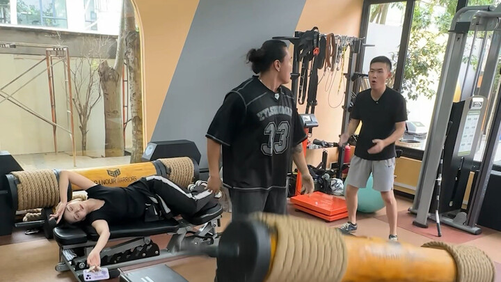 Apa ini cewek yang terlalu percaya diri?