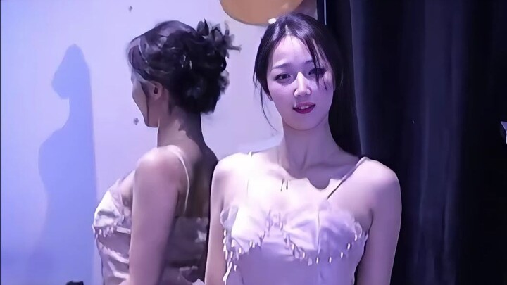 【Liu Qingqing】Versi Vertikal – Tarian Panas Super Keren!