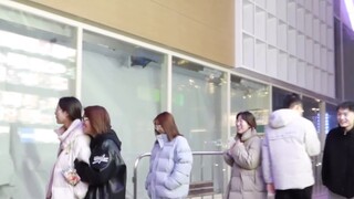 [Street Prank Challenge 58] I want a hug! Let the big blue cat in the game come to reality and scare