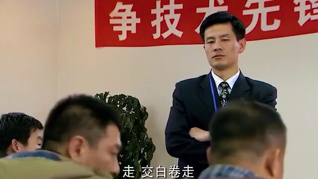 حتى لتوظيف عامل مخرطة يشترط امتحان الإنجليزية، فغضب المعلم المخضرم لدرجة أنه ترك الورقة بيضاء.