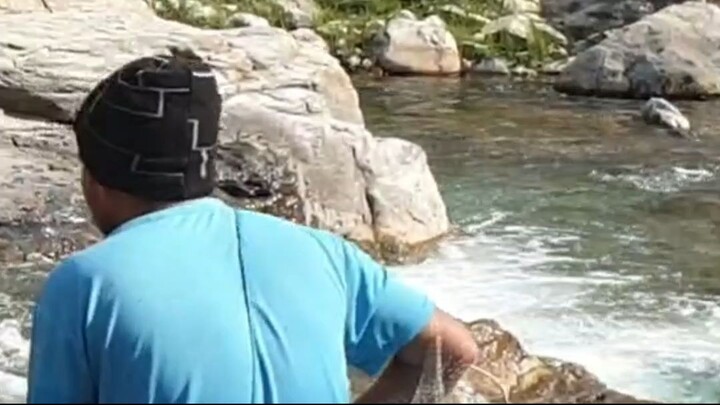 cast net fishing in Nepal | himalayan trout fishing with handmade cast net |