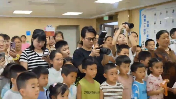 Có thể chúng ta là hư cấu, nhưng việc lan tỏa tình yêu và hy vọng là có thật