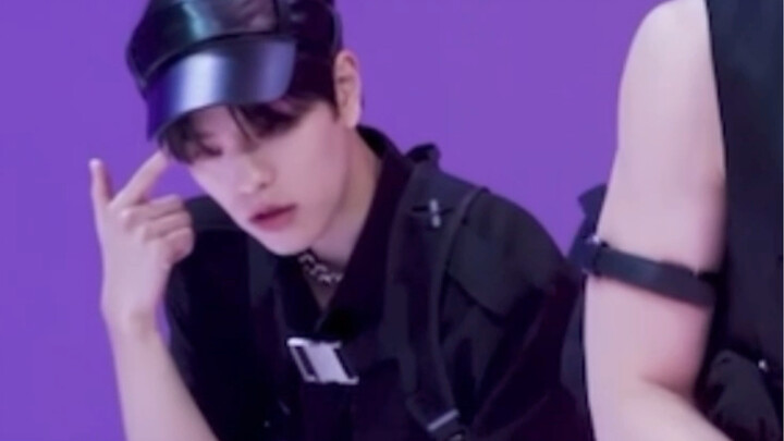 [Kim Seungmin] What are you all doing in the relay dance!