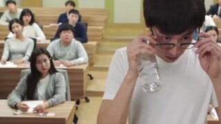 老师第一天上课竟然在摸鱼，竟没想到全班同学都知道！