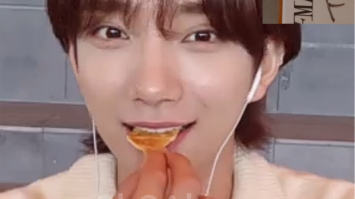 Hồng Tri Thụ ký tặng yzya | Bị tôi bắt gặp đang trộm ăn snack, giấy xìu rồi!