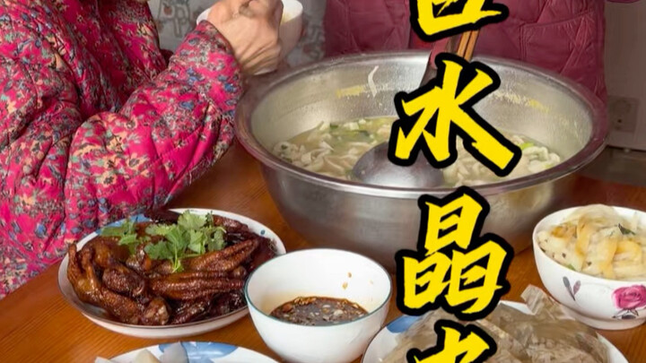 Crystal-clear, jiggly pig skin jelly—so irresistibly bouncy!