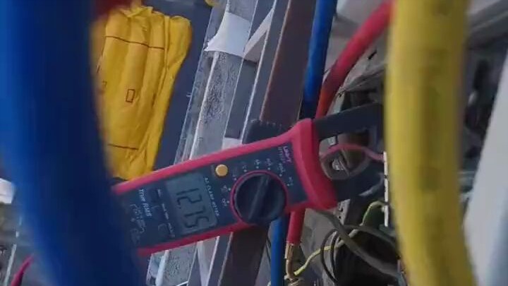 Aku cuma ngecek unit luar AC, siapa yang telepon polisi?