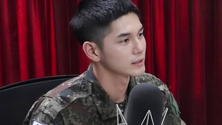 【يونغ سونغ وو/عودة وهمية】يبدو أنه يؤدي الخدمة العسكرية، لكنه في الحقيقة يخرج على المسرح