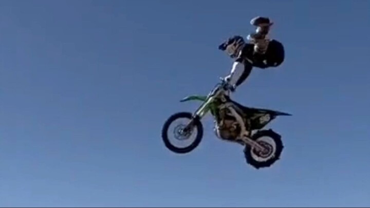moto freestyle na areia
