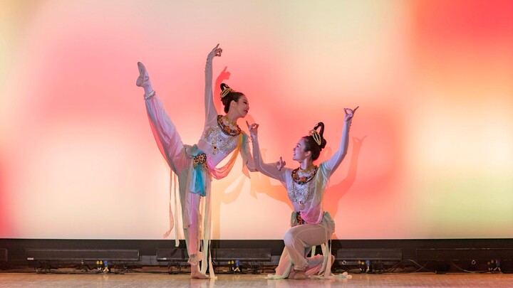 แสดงระบำตุนหวง "คู่แฝด" ที่มหาวิทยาลัยนอร์ทเวสเทิร์น สหรัฐอเมริกา