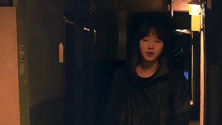 Sudah mengerti hukum bertahan hidup di usia muda, bikin hati miris melihatnya.