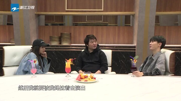 Ma Jiaqi envies his twin brother for being able to watch TV every day, while he himself gets dragged