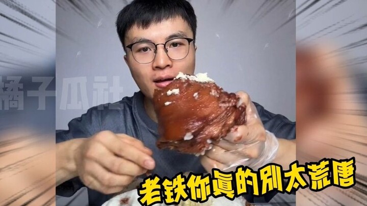 Khi anh ấy lôi ra một cái chân giò từ trong chiếc bánh chưng, tôi thừa nhận là mình ngơ luôn.....