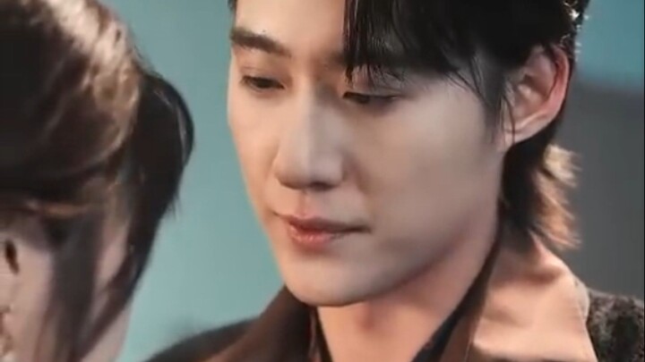 Semua takut pada bos mafia, tapi gadis 18tahun ini jinakkan  dia dengan ciuman