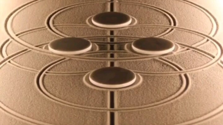 ใช้หินเป็นภูเขา ทรายเป็นน้ำ ลวดลายต่างกันแสดงให้เห็นการไหลของน้ำ ช่วยให้จิตใจสงบเยือกเย็น