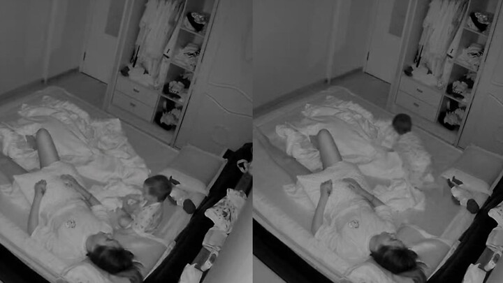 Bocah imut yang sedang tidur di tempat tidur ingin minum susu, komunikasi lancar dengan ibunya sepan