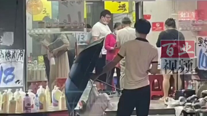 This time the merchant's sale and closure signs didn't deceive us
