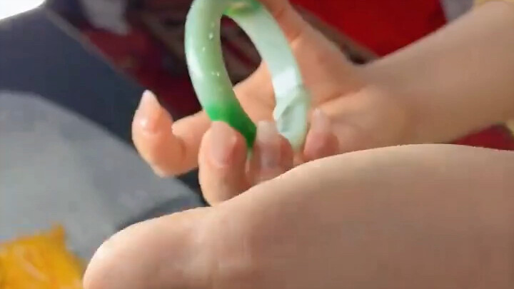 Qingqing “picked up” a box of jade blind boxes at the door—let’s see what treasures she’ll uncover! 