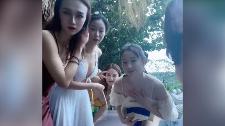 Hantu... Hanya hantu yang tahu berapa kali aku menontonnya!!