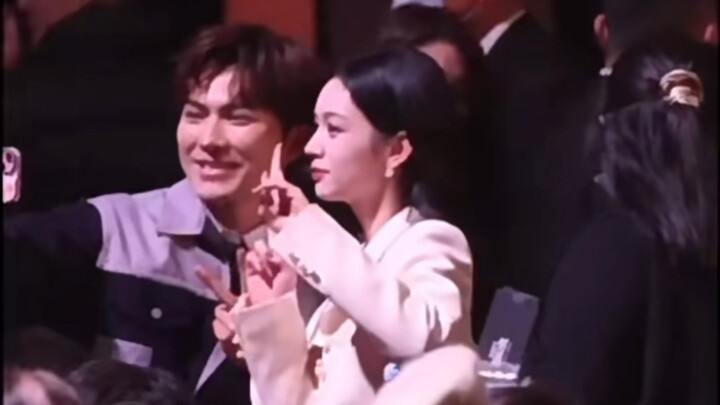 Li Gengyun Zhou Ye | Yezi: Old classmates come and take a group photo!
