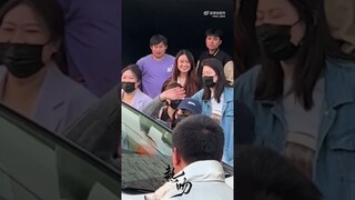 Zhao Lusi FanCam 08.04.23 | Lusi waves to fans