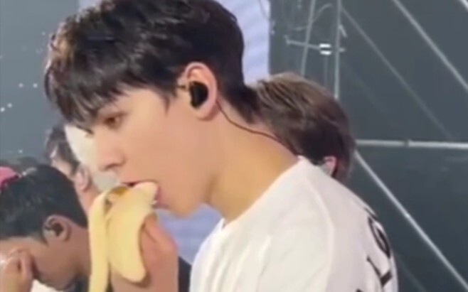 Anh chàng, đây là sân khấu, không phải trang QQ đâu...