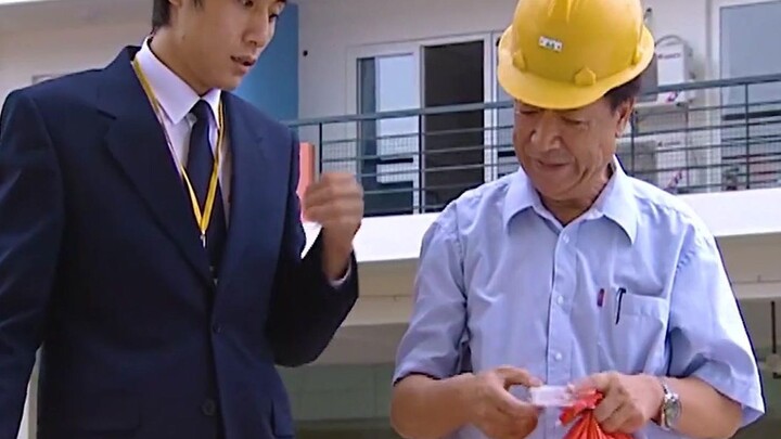 An elderly man carrying a plastic bag went to buy a property, and only one young guy gave him seriou