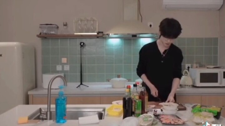 đã học giỏi,tài năng, đẹp trai còn biết nấu ăn nữa đúng là 1 chàng trai Hoàng hảo