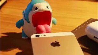 "เจ้าฉลามน้อยน่ารักกลับมากินอาหารของคุณอีกแล้ว~"