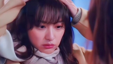 Kim Ji-won is so cute in front of her sister! So well-behaved and cute! Kiyo! Kiyo! Kiyo!