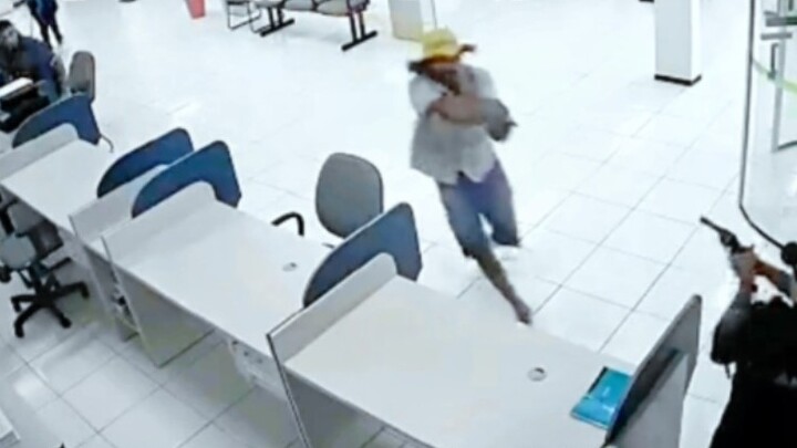 أسوأ لص في العالم، أصابه حراس الأمن بطلقة واحدة، مشهد من كاميرات المراقبة في الخارج