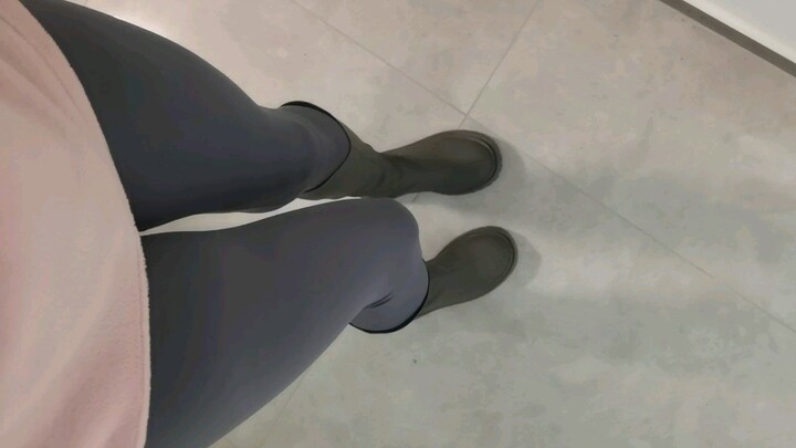 Set đồ đẹp: Bốt cao cổ phối quần tập yoga