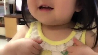 日本一网友晒出家里的小可爱女儿，奶声奶气说话的样子简直把心都萌化了！